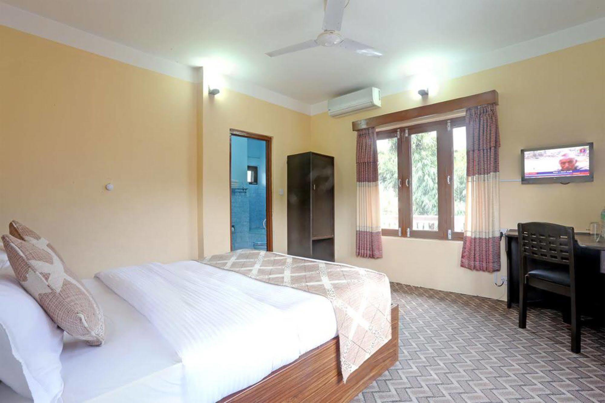 Hotel Peninsula Pokhara Exterior foto