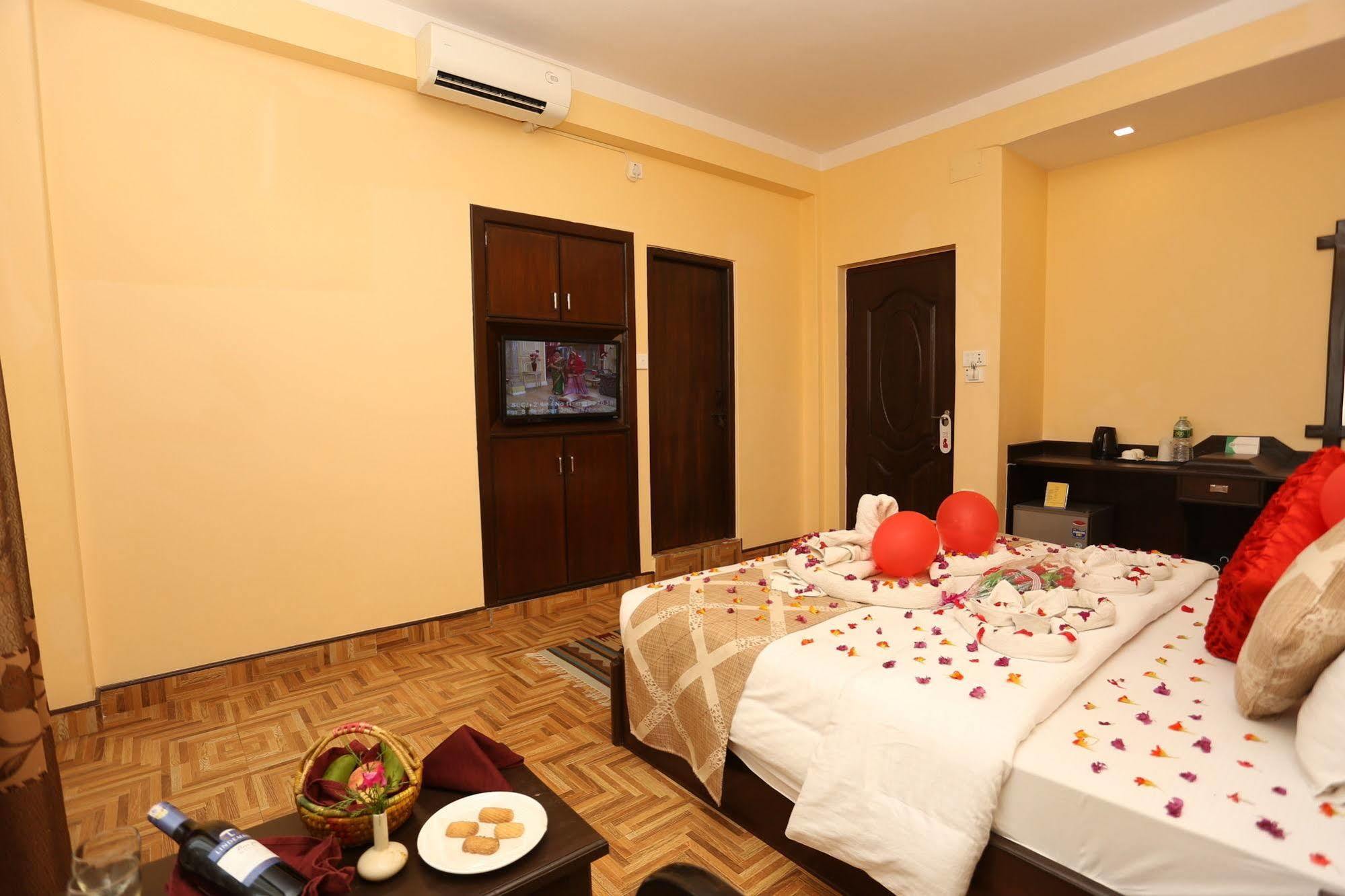 Hotel Peninsula Pokhara Exterior foto